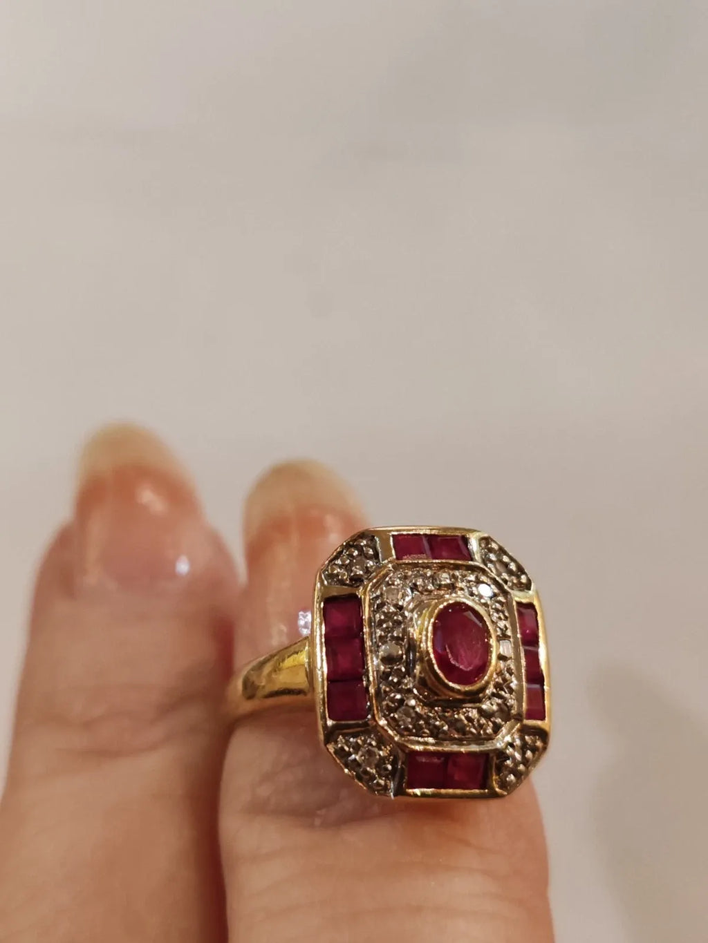 Bague rectangulaire or jaune 18 carats rubis et diamants