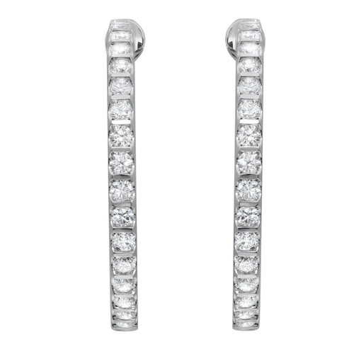 Boucles d'oreilles créoles avec diamants taille ronde « Inside Out », en or blanc 18 carats, 4,76 carats au total, 1,5 pouces