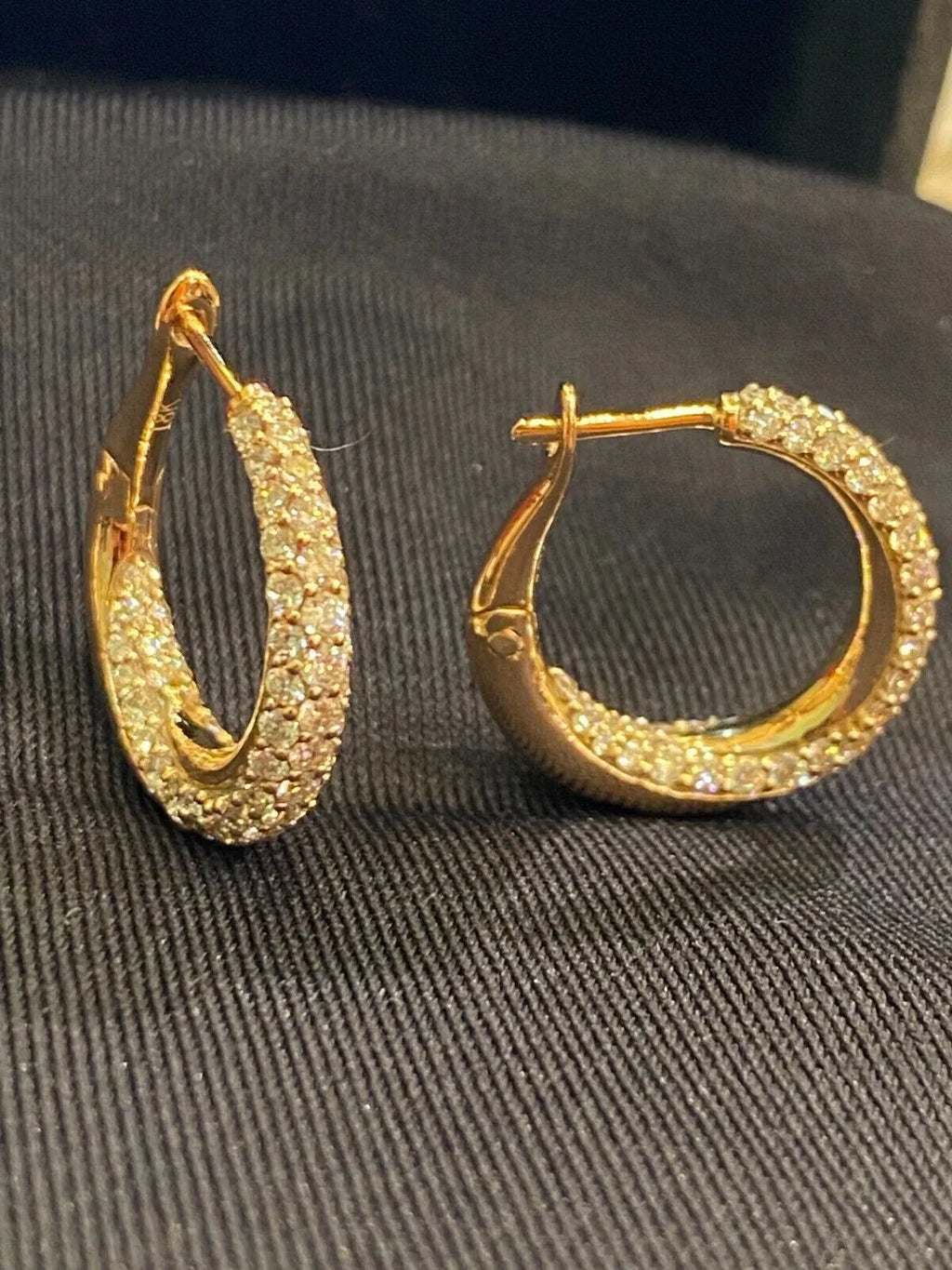 Boucles d'oreilles créoles en or 18 carats, serties de diamants ronds taille brillant « Inside-Out » d'un poids total de 1,80 carat