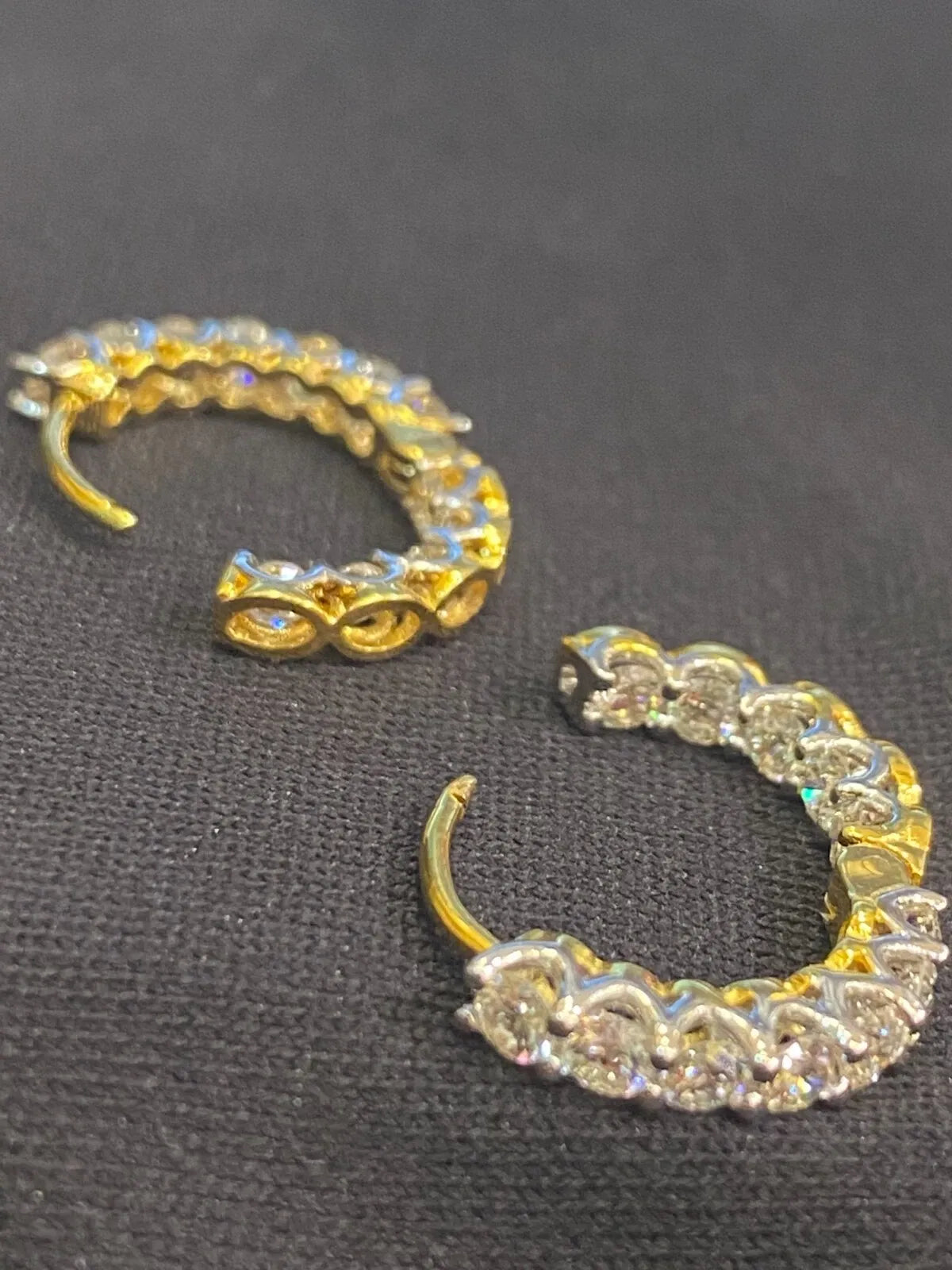Boucles d'oreilles créoles en or 18 carats, serties de diamants ronds taille brillant « inside-out » d'un poids total de 1,68 carats