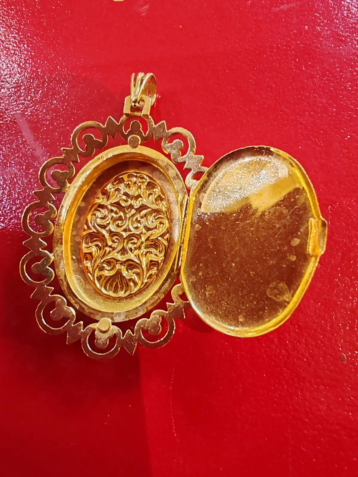 Médaillon ancien ouvrant or 18 carats