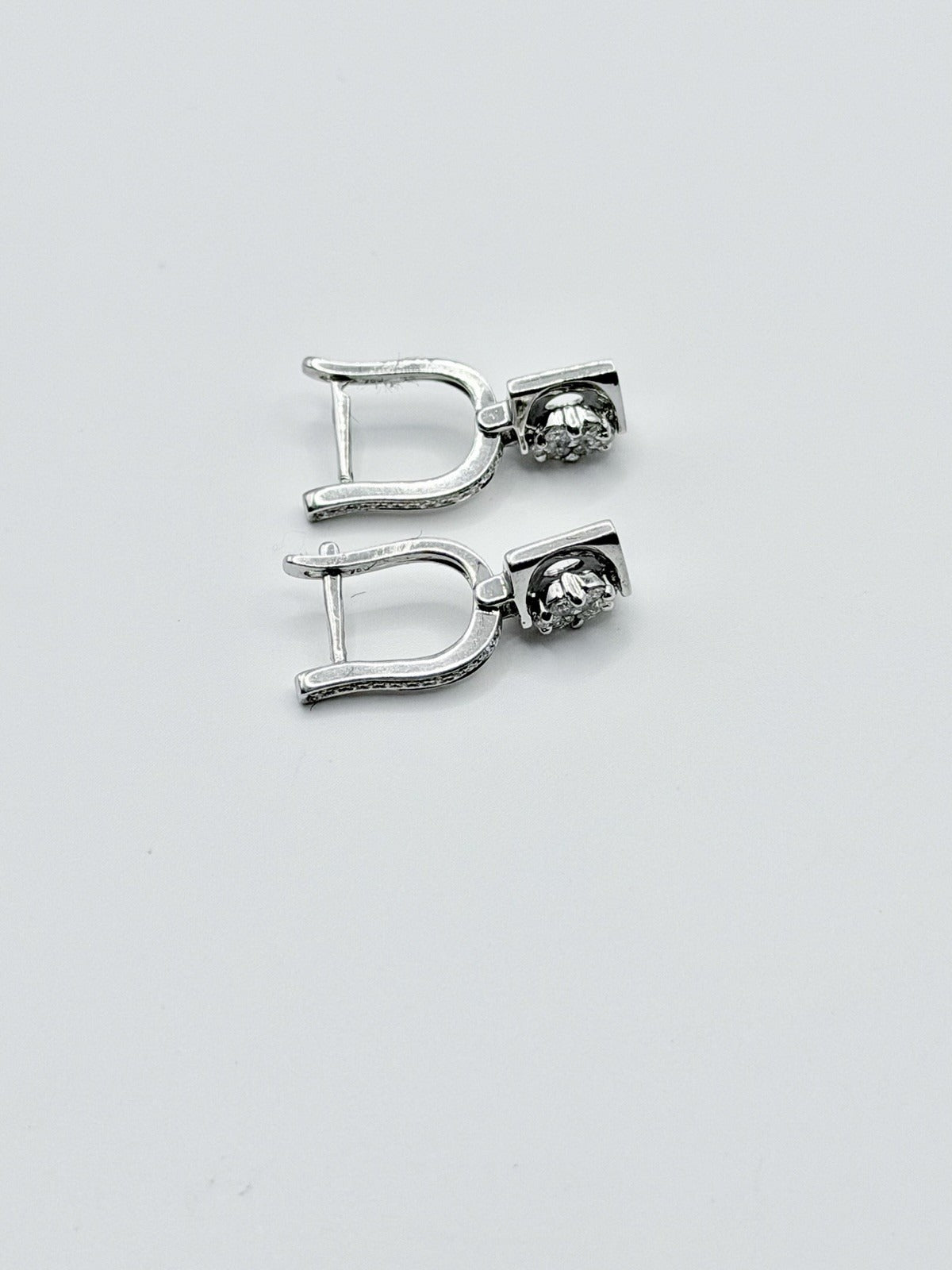 Boucles d'oreilles pendantes en or blanc 18 carats avec diamants naturels d'environ 0,50 carat au total, 3,26