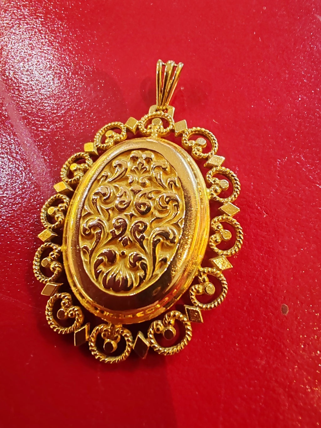 Médaillon ancien ouvrant or 18 carats
