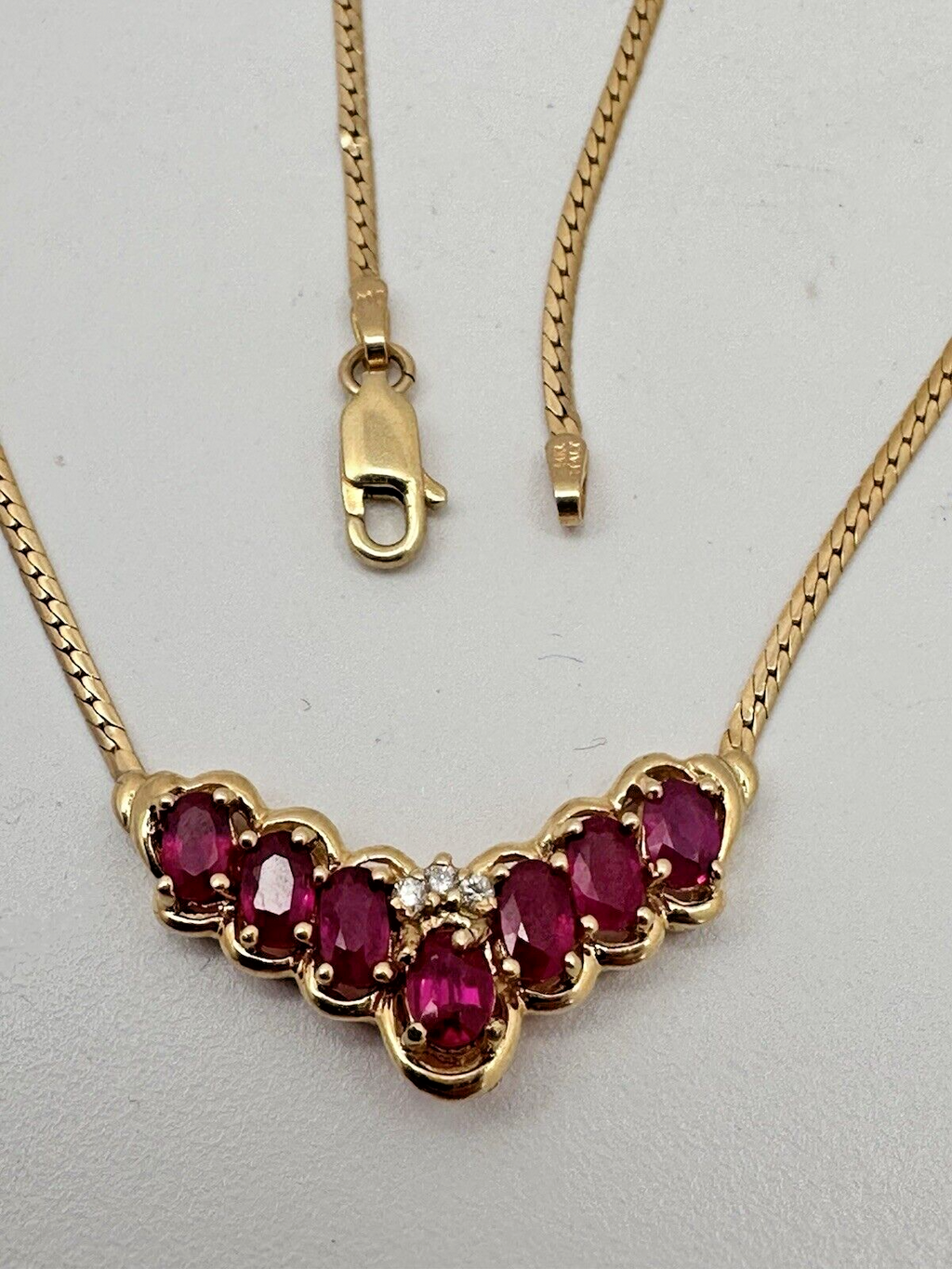 Collier de 17 pouces en or jaune 14 carats, orné de 7 rubis ovales de 4 mm x 6 mm et de 3 diamants rond