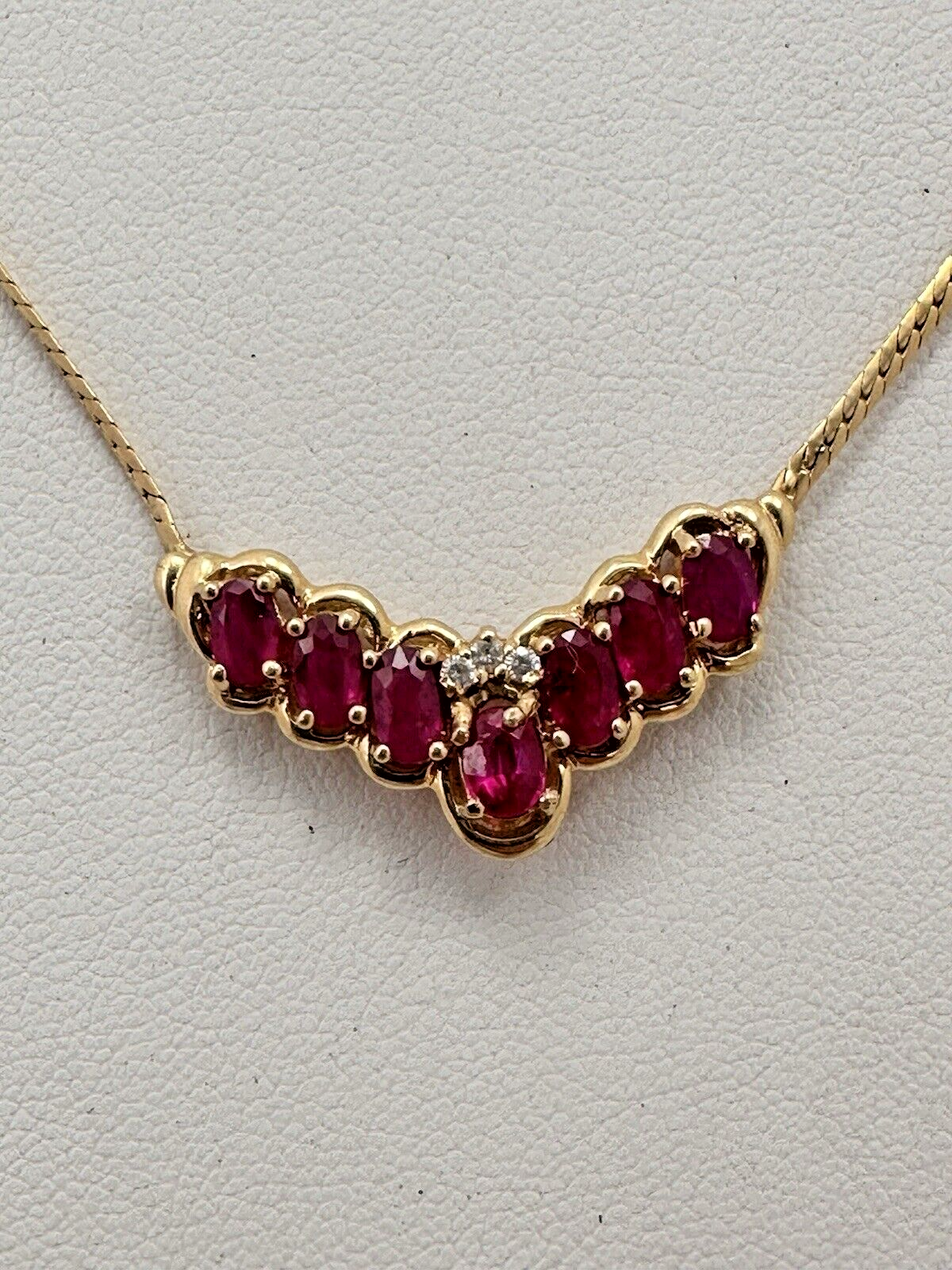 Collier de 17 pouces en or jaune 14 carats, orné de 7 rubis ovales de 4 mm x 6 mm et de 3 diamants rond