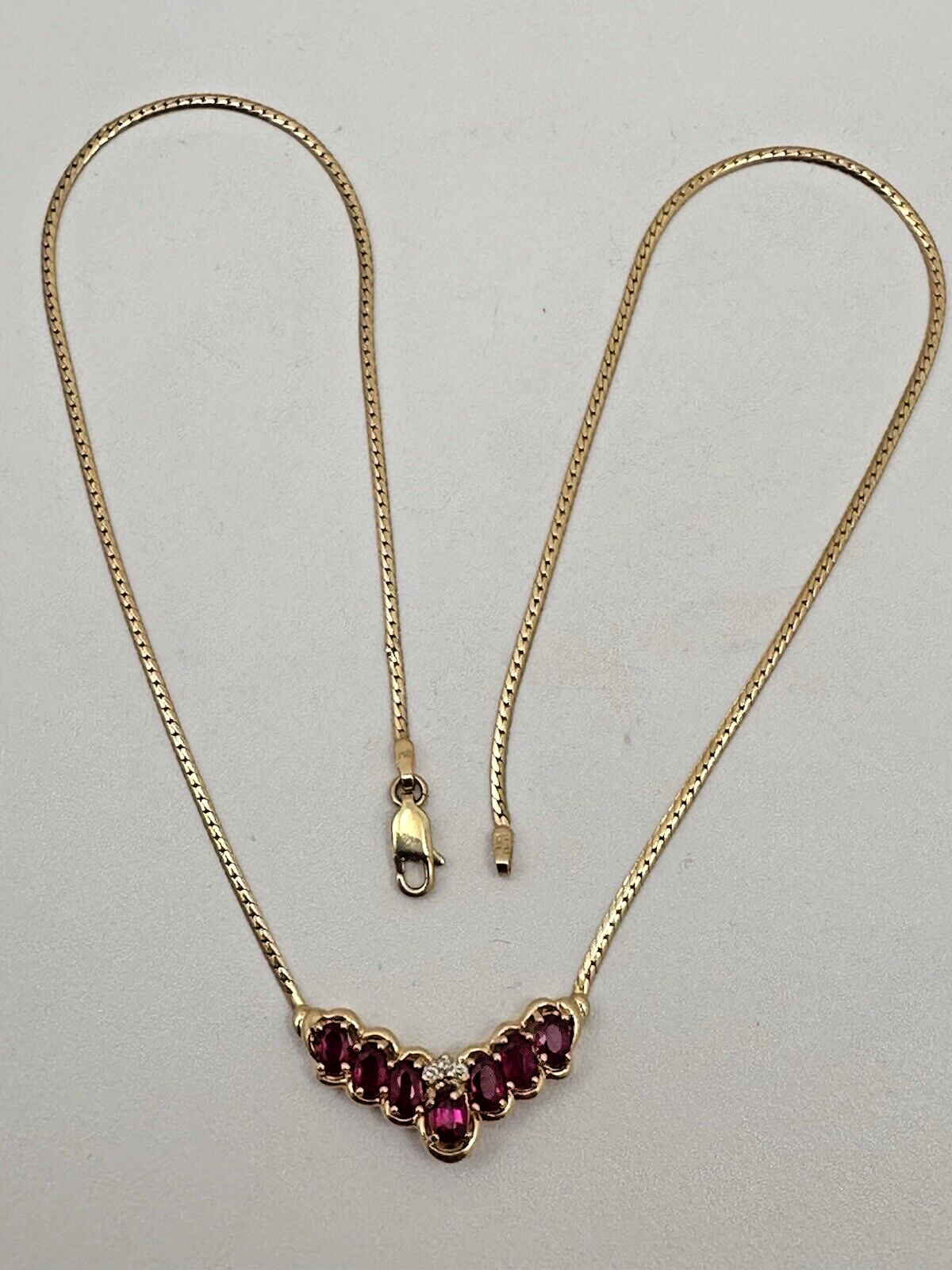 Collier de 17 pouces en or jaune 14 carats, orné de 7 rubis ovales de 4 mm x 6 mm et de 3 diamants rond