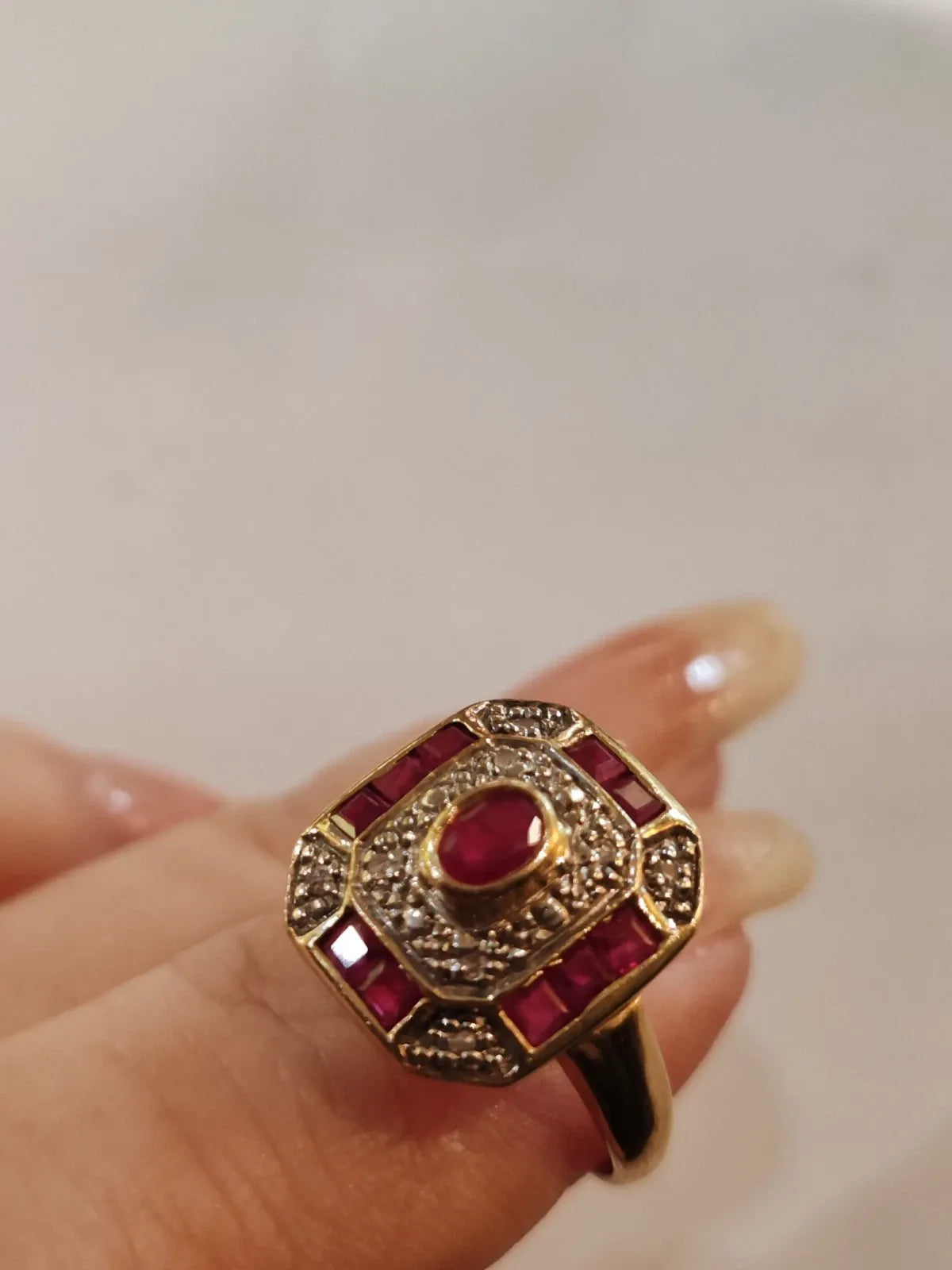 Bague rectangulaire or jaune 18 carats rubis et diamants