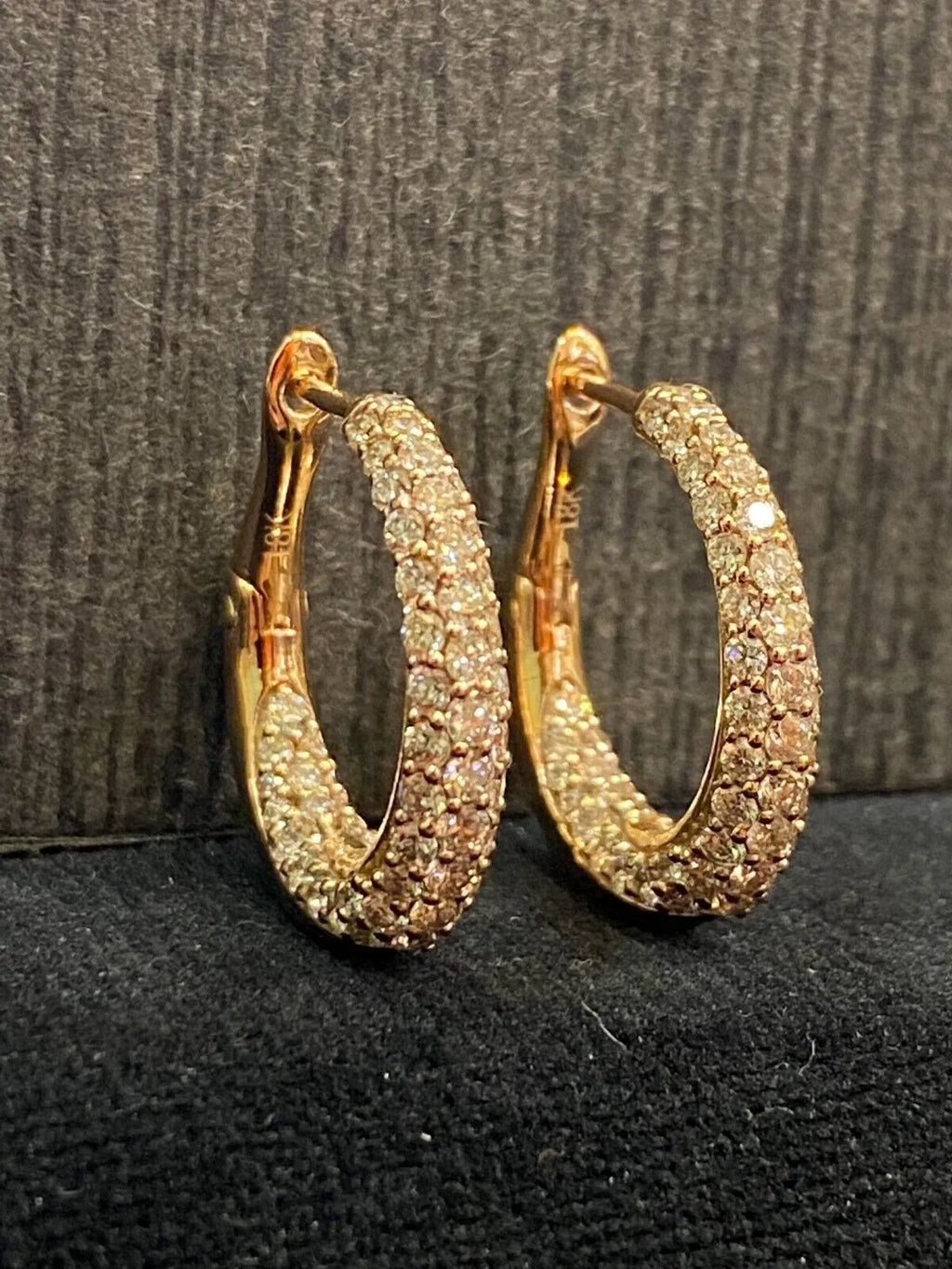 Boucles d'oreilles créoles en or 18 carats, serties de diamants ronds taille brillant « Inside-Out » d'un poids total de 1,80 carat