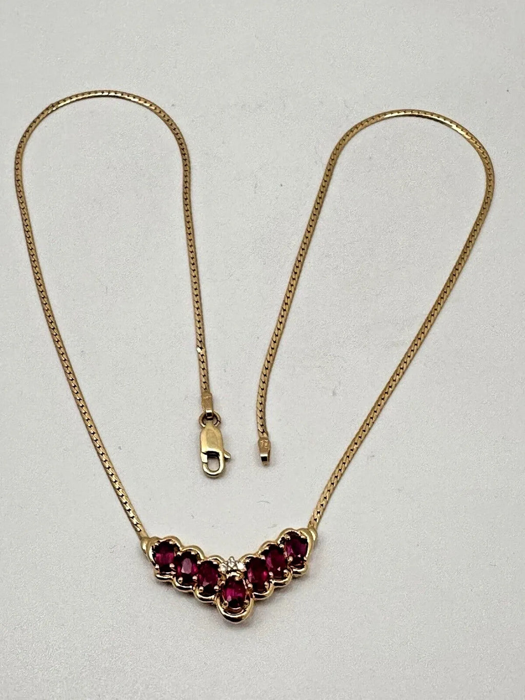 Collier de 17 pouces en or jaune 14 carats, orné de 7 rubis ovales de 4 mm x 6 mm et de 3 diamants rond