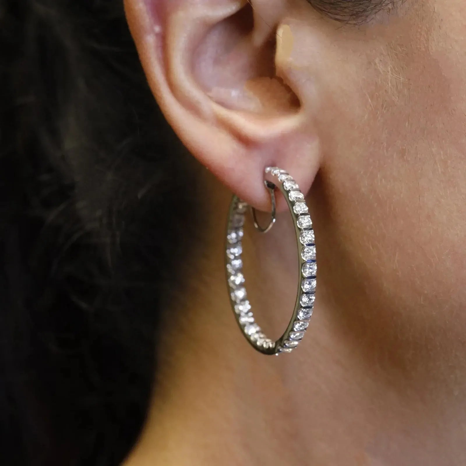 Boucles d'oreilles créoles avec diamants taille ronde « Inside Out », en or blanc 18 carats, 4,76 carats au total, 1,5 pouces