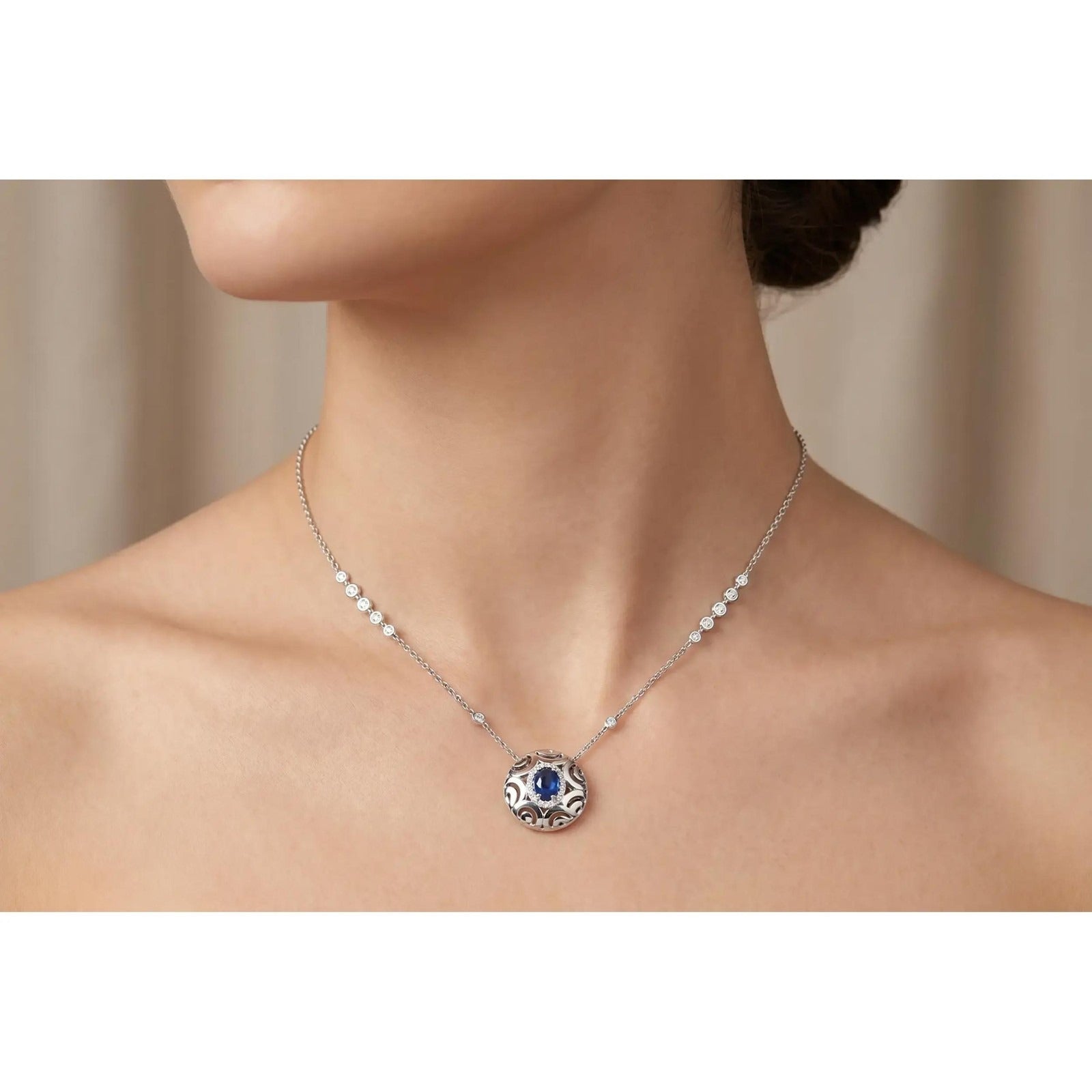 Collier avec pendentif « Diamond & Sapphire » de Crivelli Ricami Luci, en or blanc 18 carat