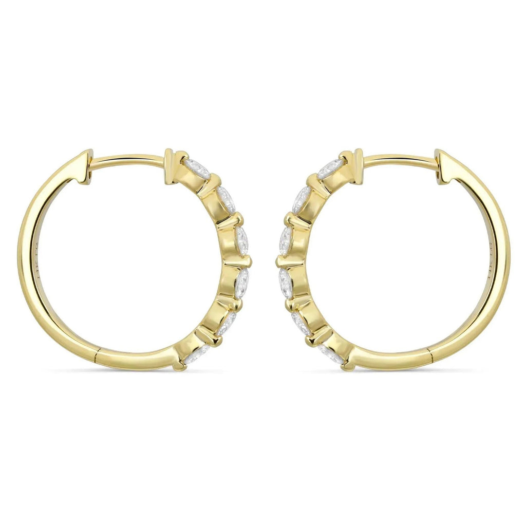 Boucles d'oreilles « huggie » en or jaune 14 carats, ornées de six diamants de synthèse taille ronde, pour un poids total de 1,08 cara